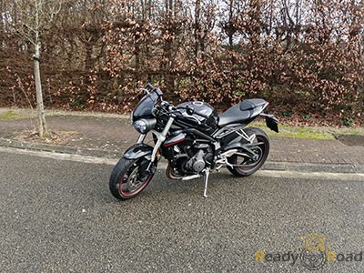 stationnement sur la chaussée à moto