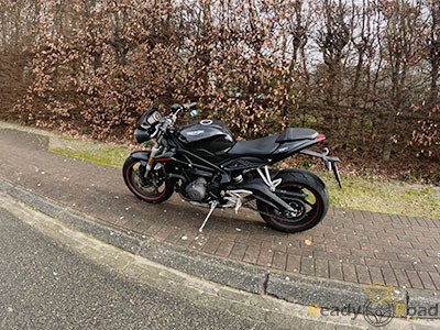stationnement sur le trottoir en moto