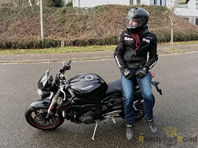 position amazone en moto