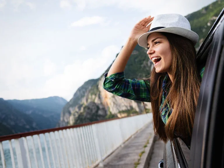 Femme en voiture qui vient d'obtenir son permis online
